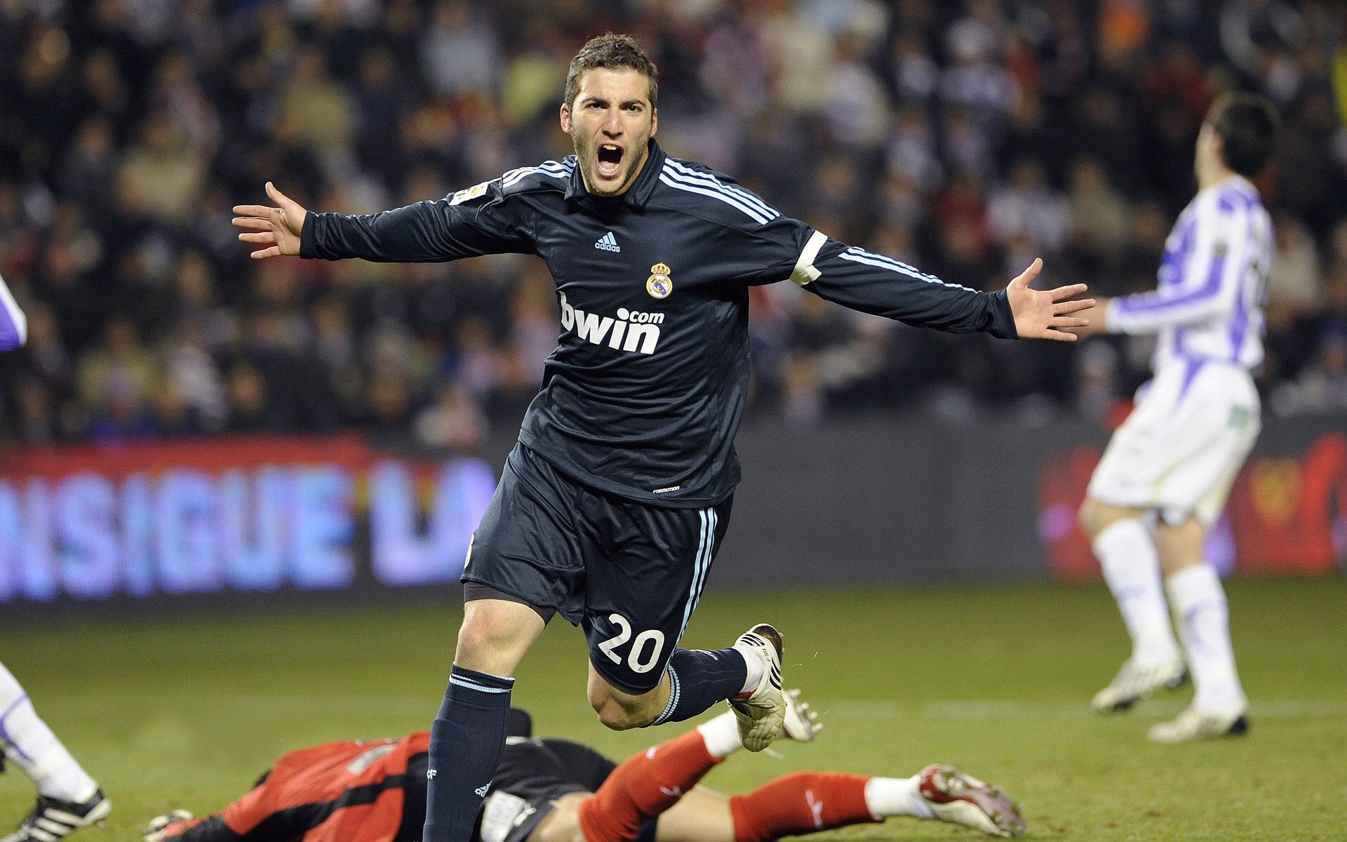 从巴黎到马德里,西西帕斯以戴维斯杯式翻盘精神,扛起希腊网球荣光